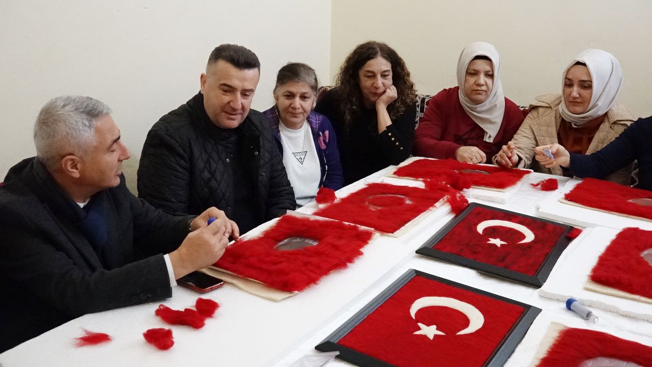 Eğirdirli Kadınlar 750 Yıllık Derslikte Keçeden Türk Bayrağı Üretiyor 3