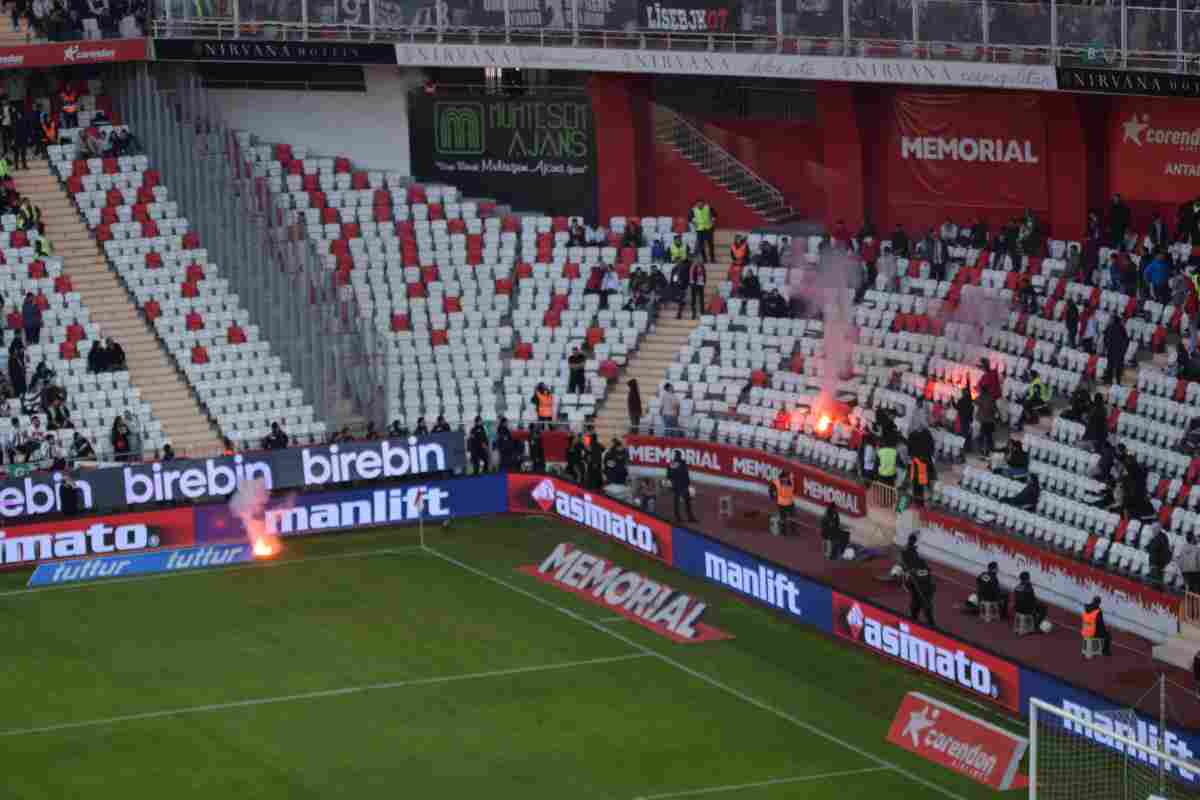 Antalyaspor Beşiktaş Mücadelesinde Meşale Paniği