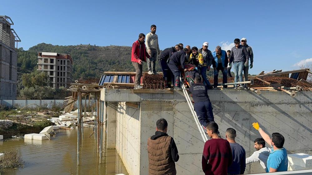 Gazipaşa'da İnşaatta Kalıp Çöktü: 3 İşçi Yaralandı