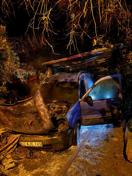 Gazipaşa'da Park Halindeki Araç Alev Alev Yandı 2