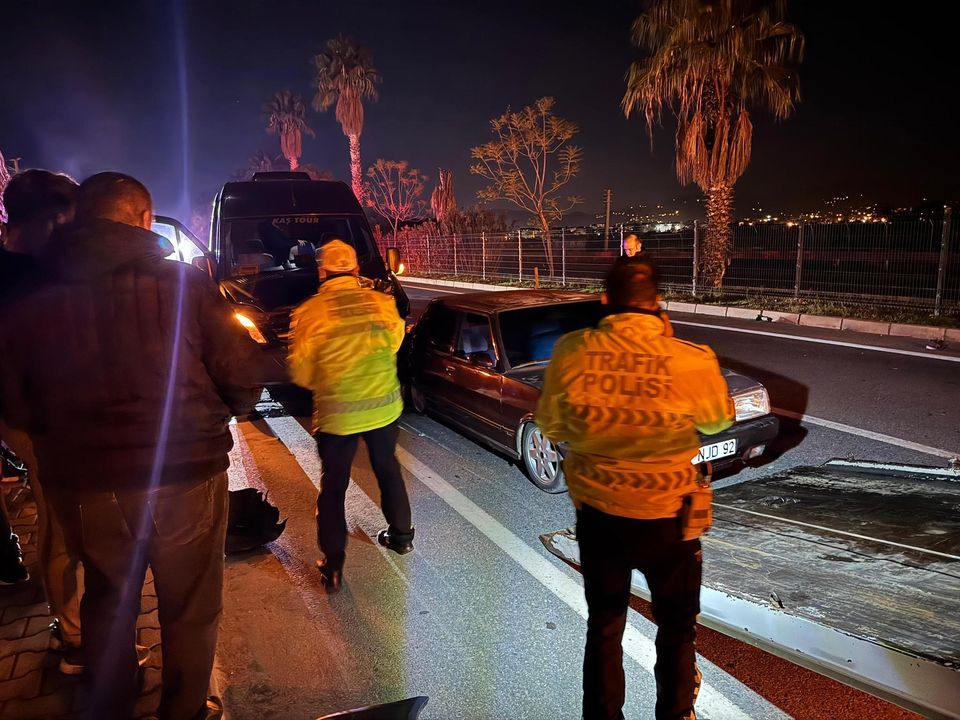 Gazipaşa'da Trafiği Birbirine Katan Sürücü Kaçtı! 3