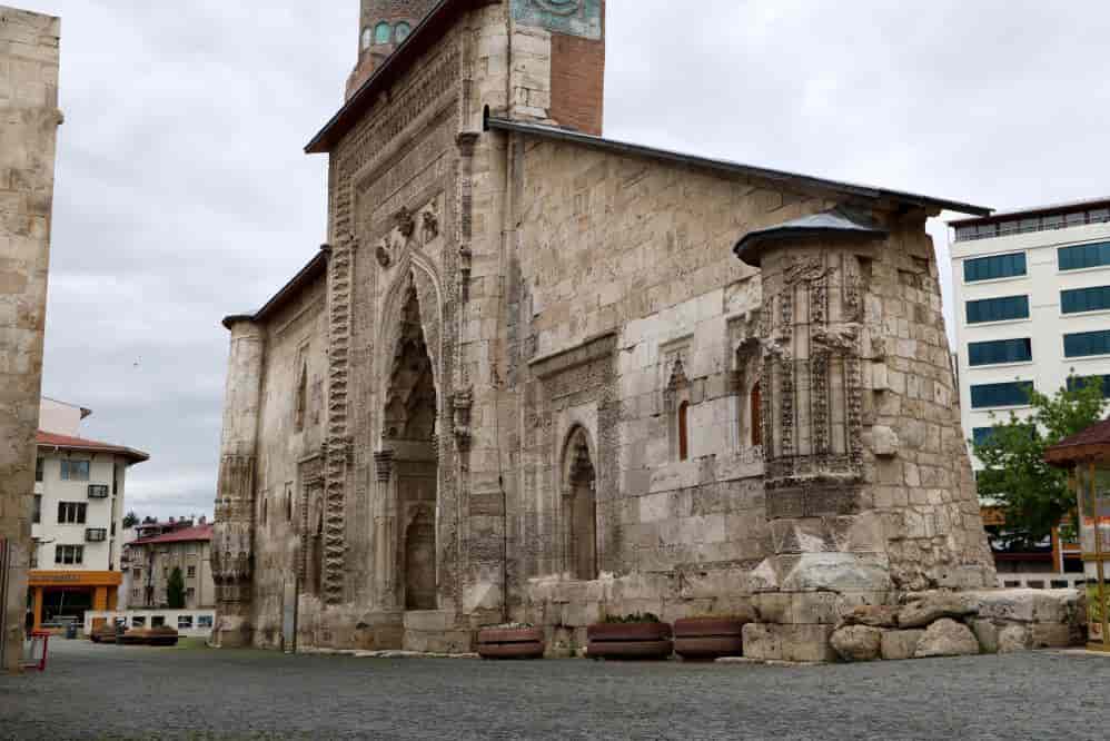 Tarihi Çifte Minareli Medrese Yeniden Göz Kamaştıracak