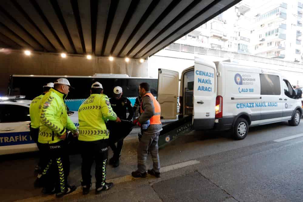 Antalya'da Bariyerlere Çarpan Motosikletli Hayatını Kaybetti