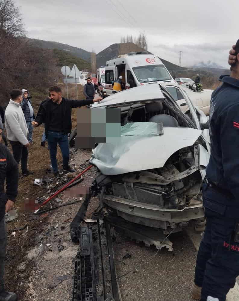 Eğirdir’de İki Otomobil Kafa Kafaya Çarpıştı! 1 Kişi Hayatını Kaybetti