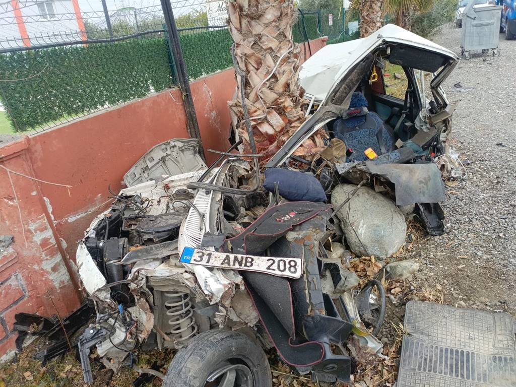 Hatay'da Feci Kaza! Otomobil İkiye Bölündü