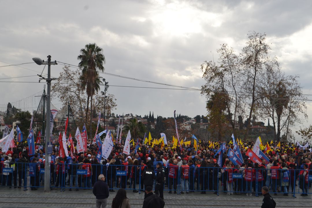 İş Bırakan Memurlar Antalya'dan Akp İktidarına Seslendi Yoksullaşıyoruz 7 Result