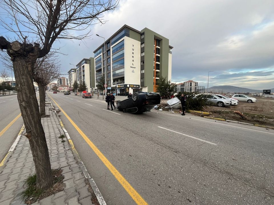 Isparta'da Ağaca Çarpan Lüks Araç Ters Döndü 2