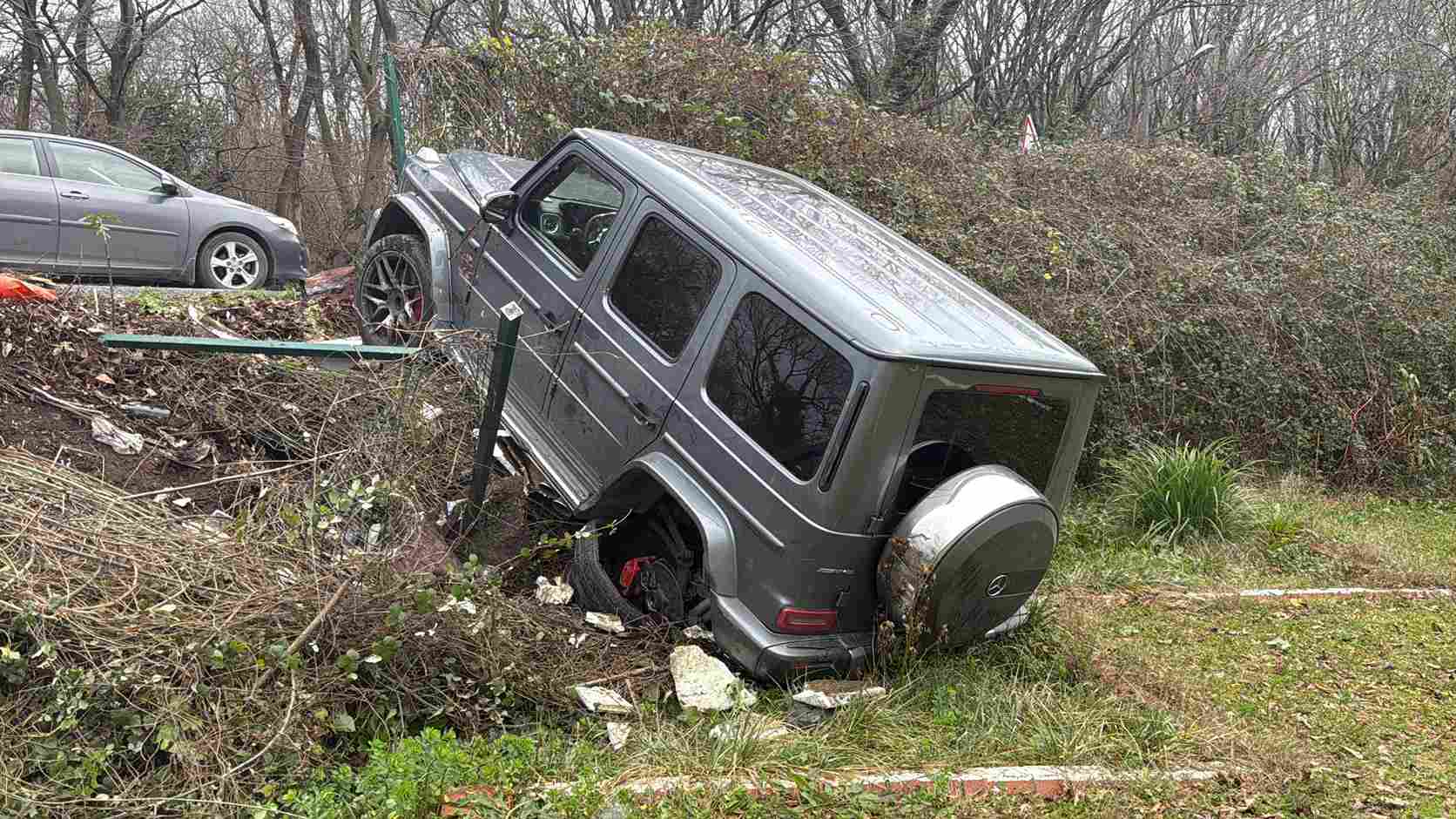 İstanbul'da Seyyar Satıcıya Çarptıktan Sonra Mesire Alanına Uçtu