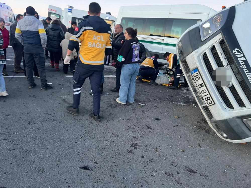 Kars’ta Sarıkamış-Kağızman yol ayrımı kavşağında iki minibüsün çarpışması sonucu meydana gelen kazada 13 kişi yaralandı.