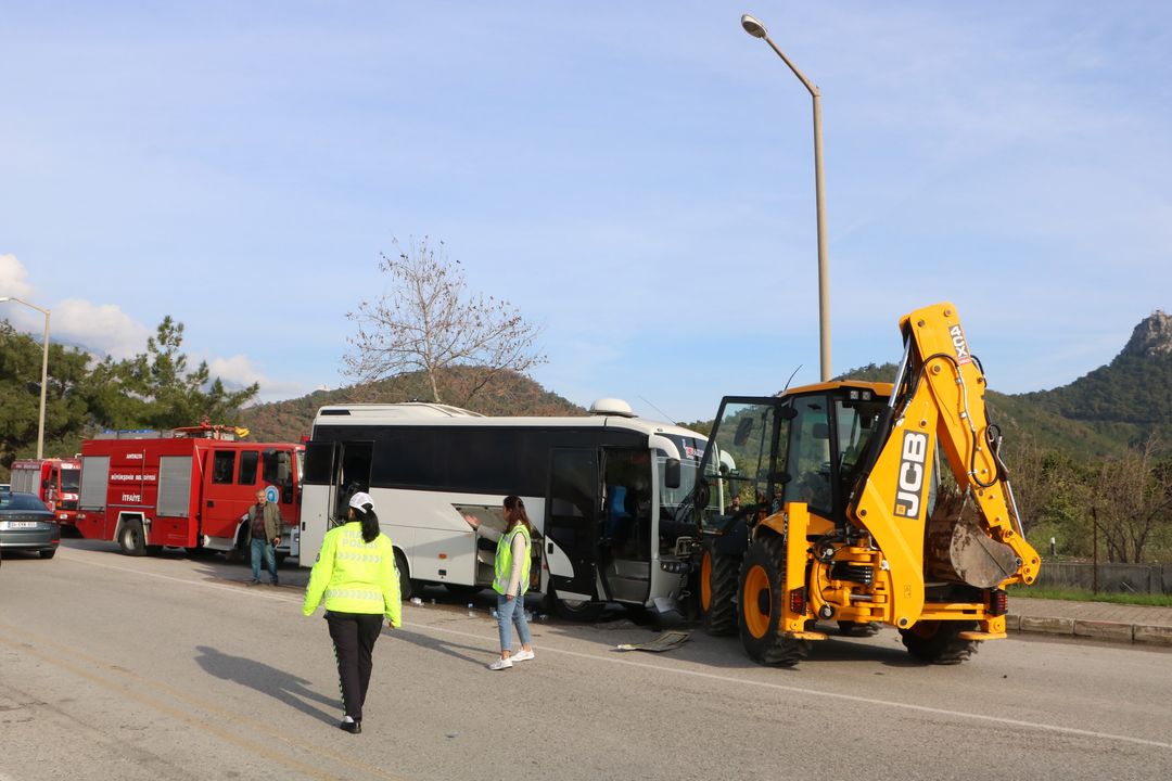 Kemer'de Sporcuların Midibüsü İş Makinesiyle Çarpıştı 15'I Çocuk, 23 Yaralı 2