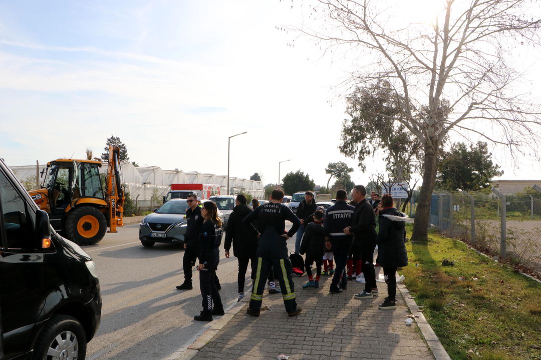 Kemer'de Sporcuların Midibüsü İş Makinesiyle Çarpıştı 15'I Çocuk, 23 Yaralı 3