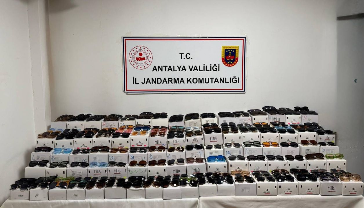 Konyaaltı'nda 5 Bin Adet Kaçak Güneş Gözlüğü Ele Geçirildi-1