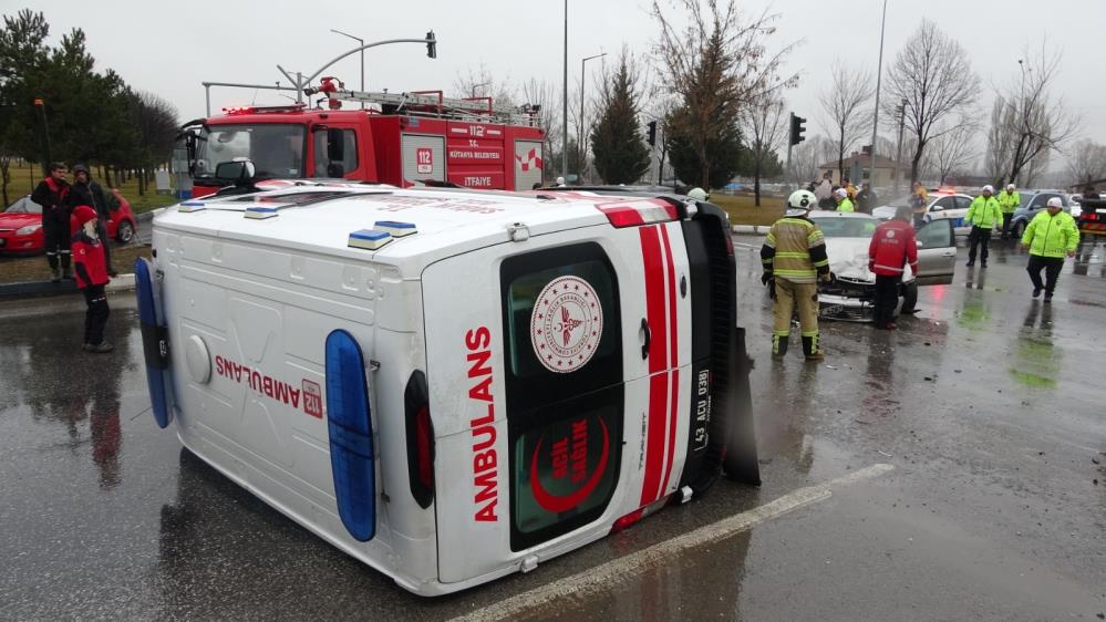 Kütahya'da Hasta Taşıyan Ambulans Devrildi