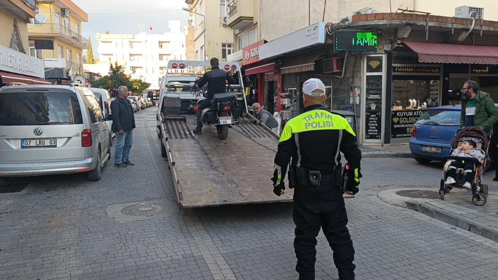 Manavgat'ta Abartılı Egzozlu Motosiklet Trafikten Men Edildi