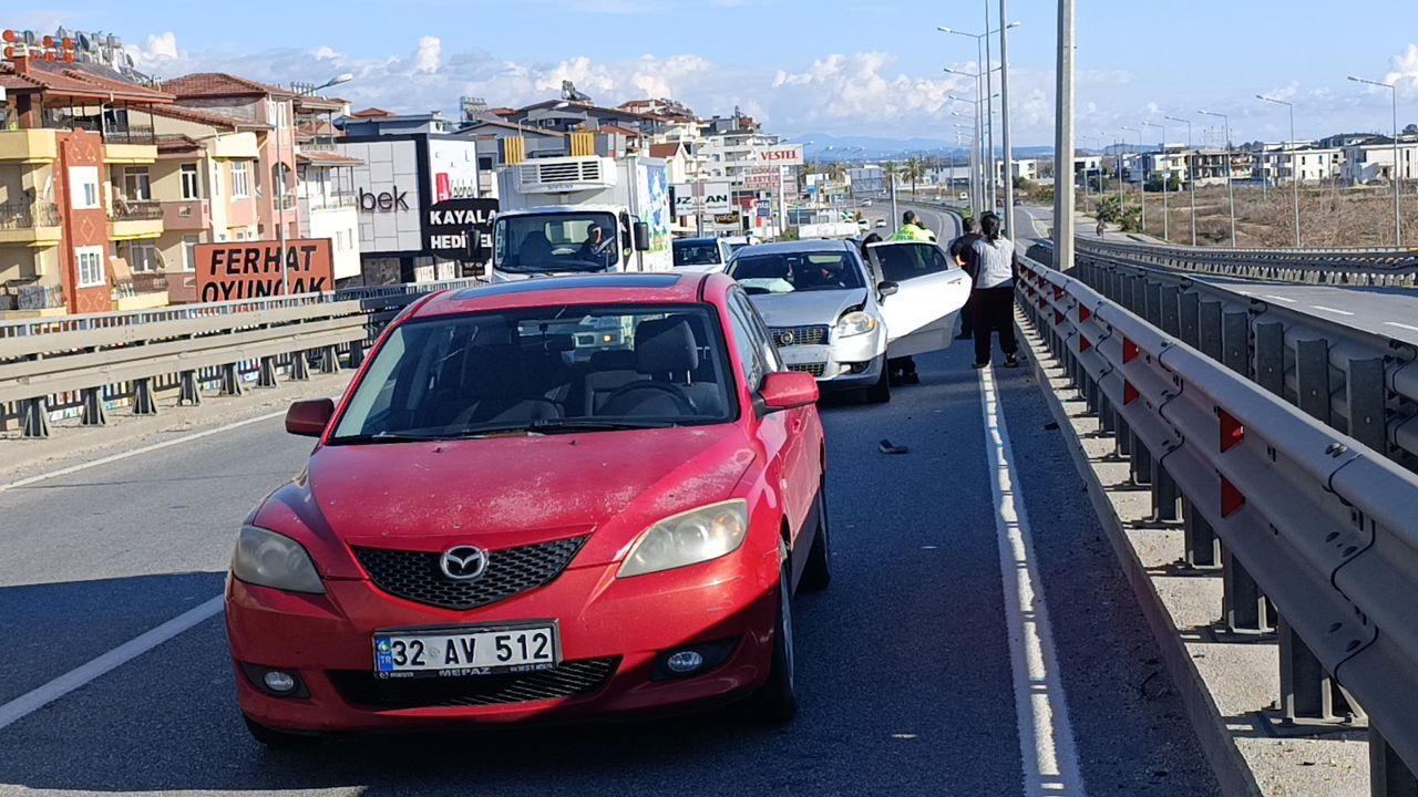 Manavgat'ta Aracını İttiren Sürücü 2 Kazaya Neden Oldu  2