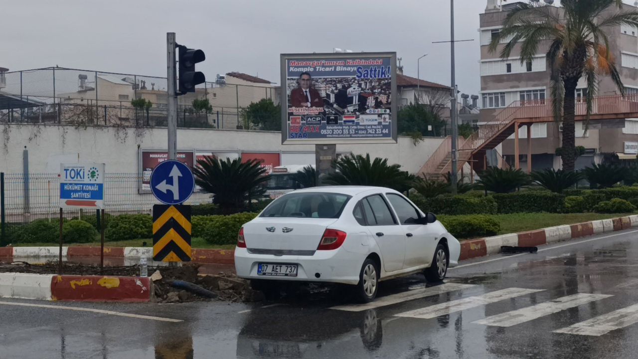 Manavgat'ta Kavşakta Elektrik Kesintisi Kazası 1'I Çocuk 3 Yaralı 2