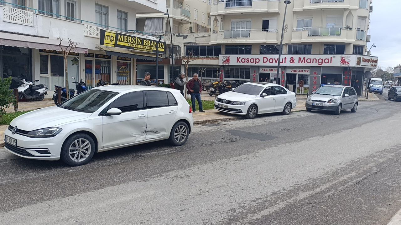 Manavgat'ta Kazalarıyla Ünlü Kavşakta 2 Otomobil Çarpıştı 2