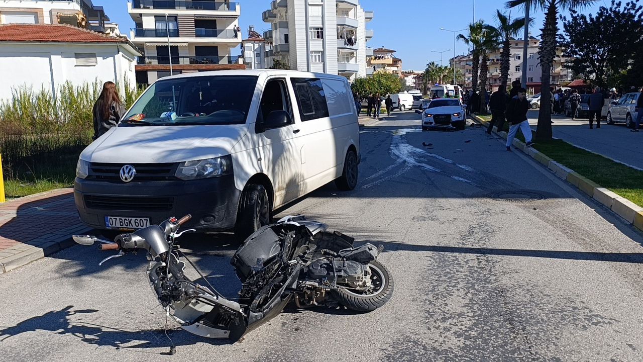 Manavgat'ta Motosikletteki Genç Kızlar Ağır Yaralandı 3