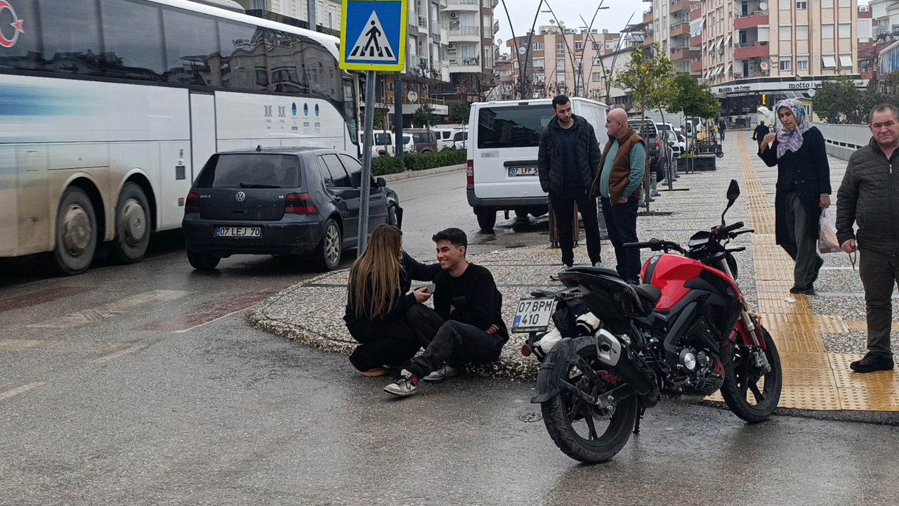 Manavgat'ta Yaralanan Motosikletliyi Sevgilisi Avuttu  2