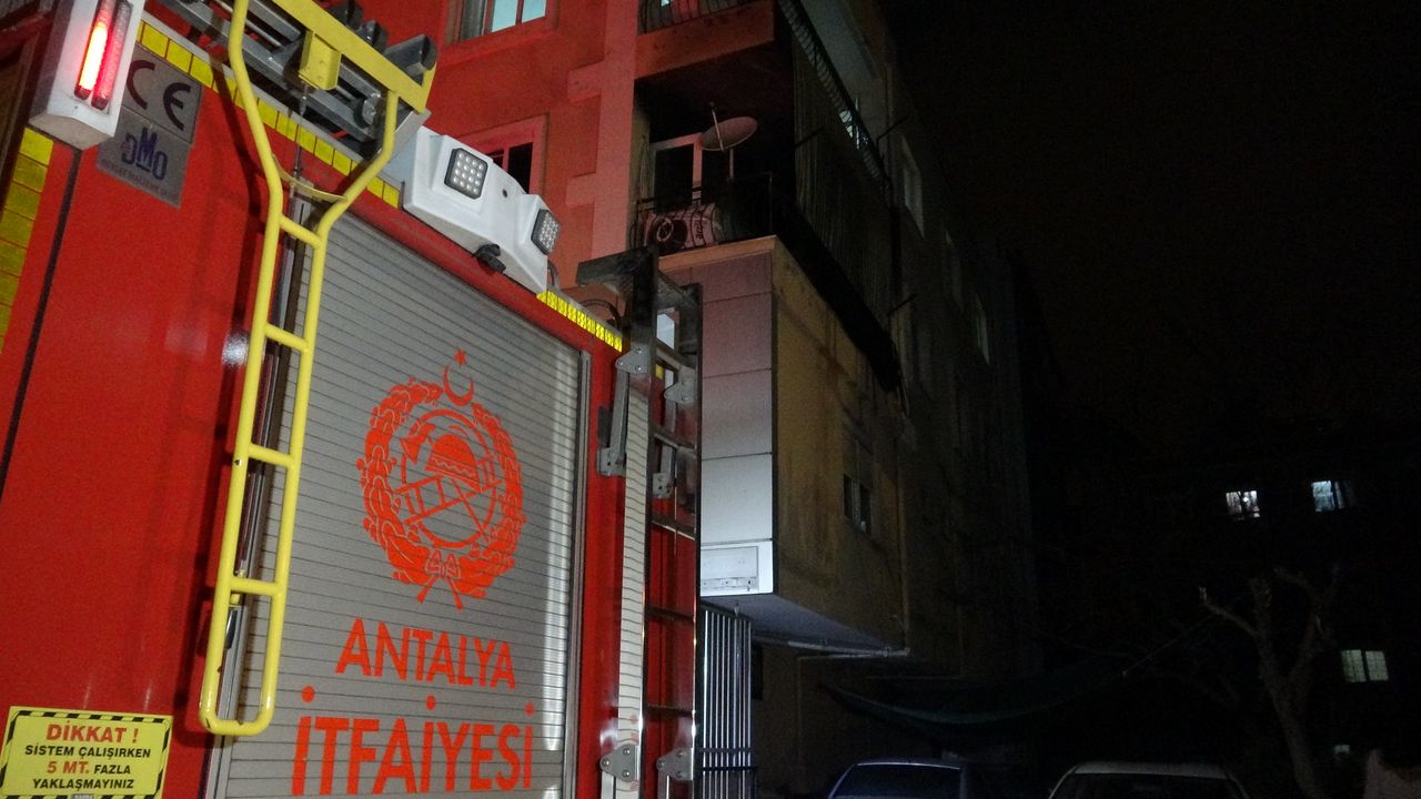 Muratpaşa'da 3 Katlı Binada Yangın Çıktı! Gece Yarısı Korkutan Anlar 3