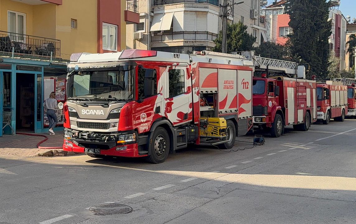 Muratpaşa'da Zincir Markette Yangın Paniği 3