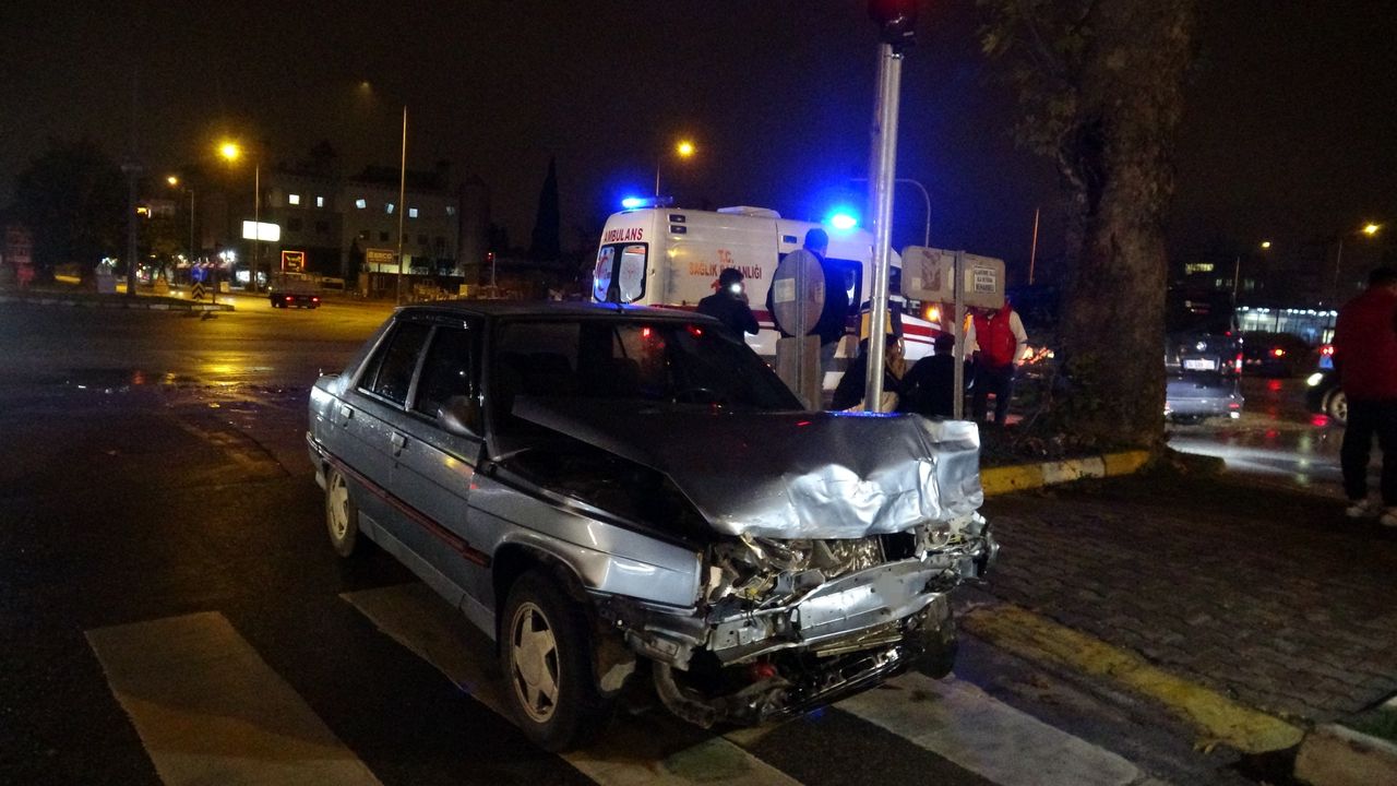 Muratpaşa'daki Zincirleme Kazada Burunları Bile Kanamadı 2