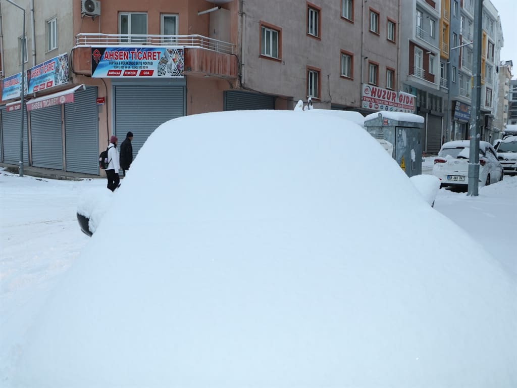 Van’da Kar Yağışı Nedeniyle 493 Yerleşim Yeri Ulaşıma Kapandı