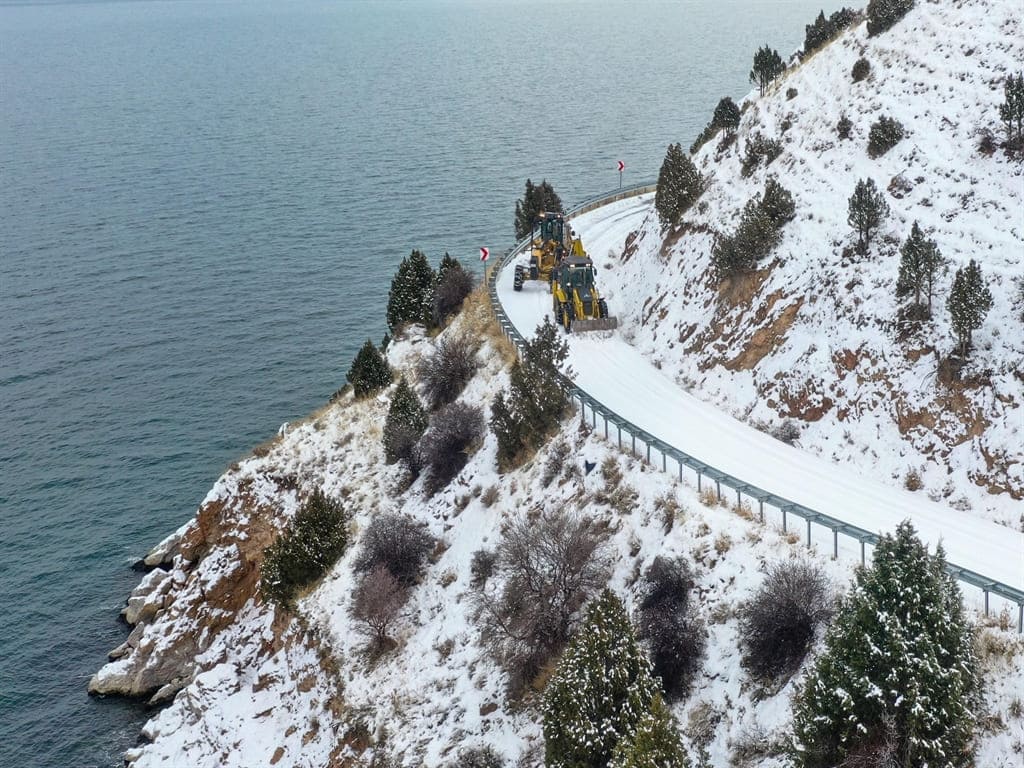 Van'da Kar Yağışı Sonrası Kapanan Yollar Yeniden Ulaşıma Açıldı