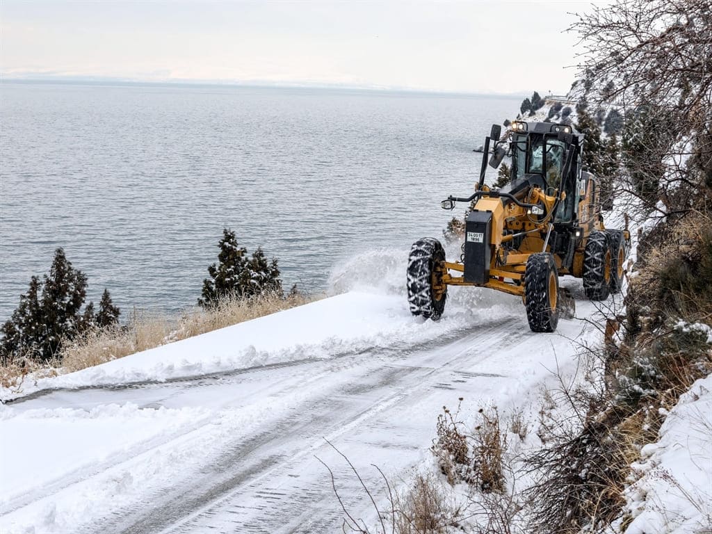 Van'da Kar Yağışı Sonrası Kapanan Yollar Yeniden Ulaşıma Açıldı