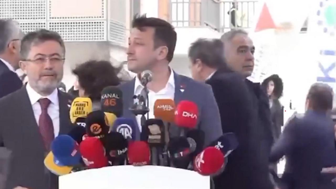 AKP Heyetinin Anma Programında Rüzgardan Kaçışı Gündem Oldu