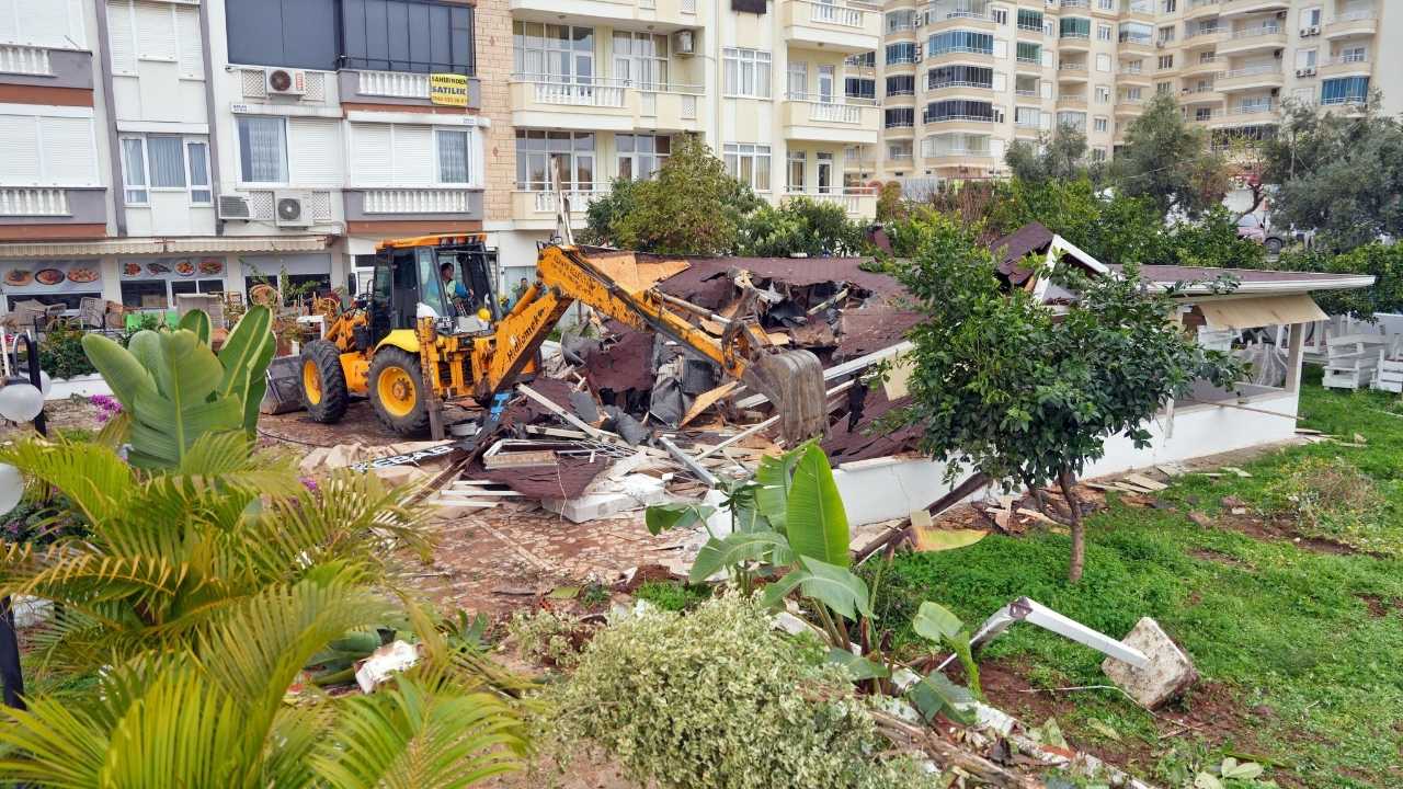 Alanya'da Belediyenin Park Alanını İşgal Eden Restoran Yıkıldı 3