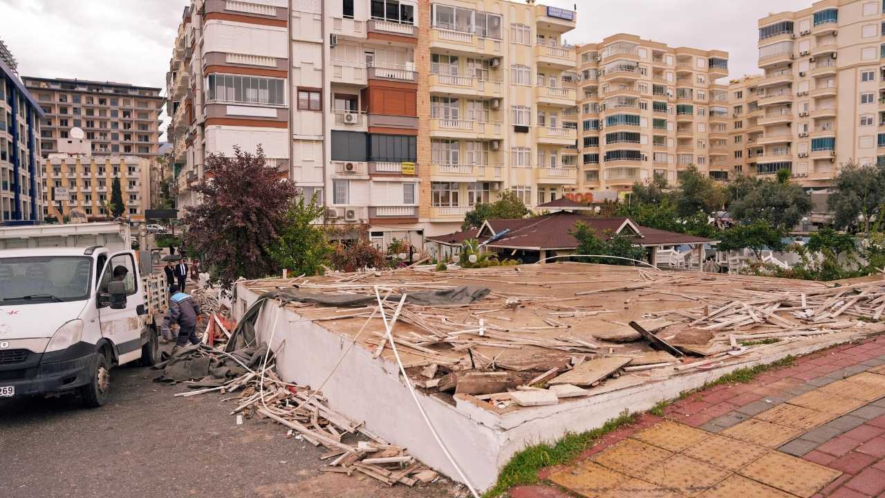 Alanya'da Belediyenin Park Alanını İşgal Eden Restoran Yıkıldı 4