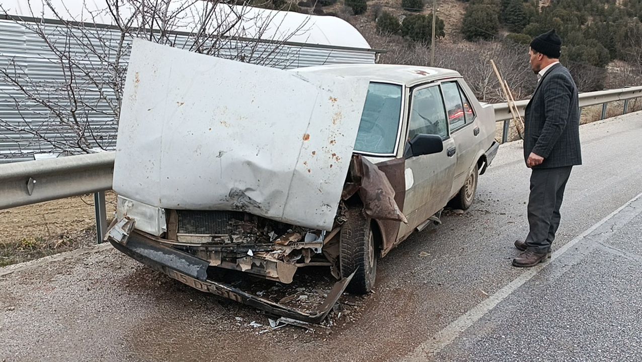 Antalya Burdur Yolunda Otomobil Tir'a Çarptı 2 Yaralı 2