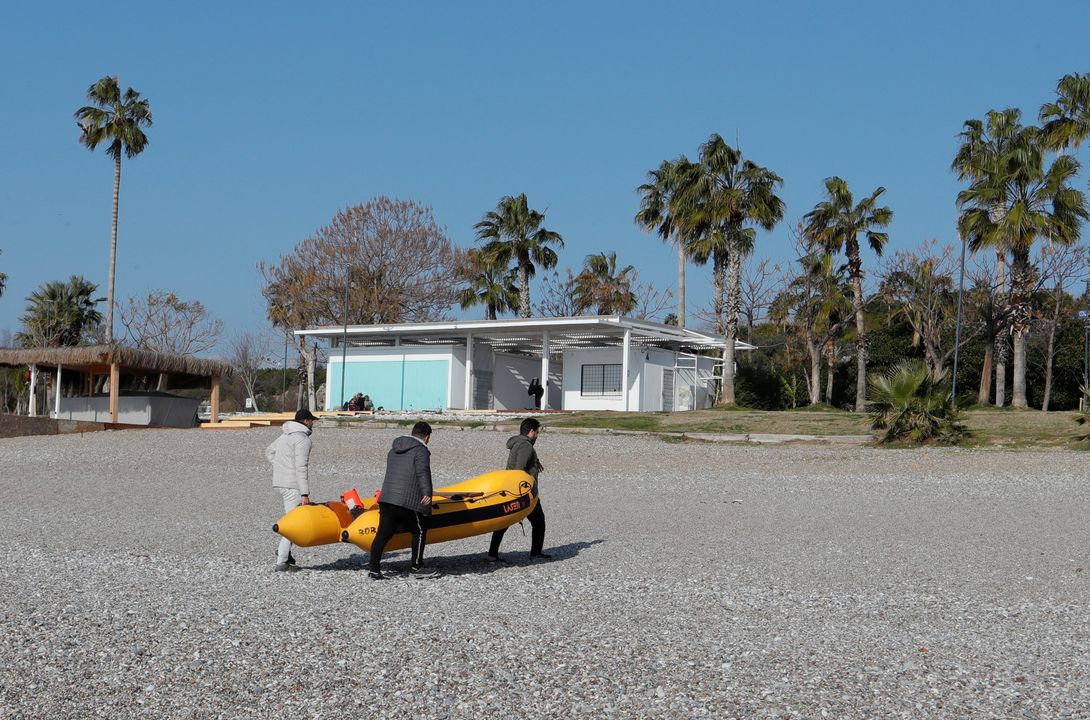 Antalya'da Botla Açılan 3 Kişi Açığa Sürüklendi 4