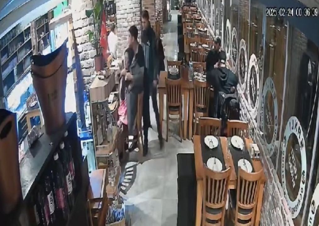 Antalya'da Garson Turisti Heimlich Manevrası Ile Kurtardı 2