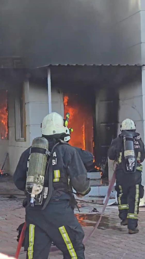 Antalya’da Isıtıcıdan Çıkan Yangın Evi Küle Çevirdi