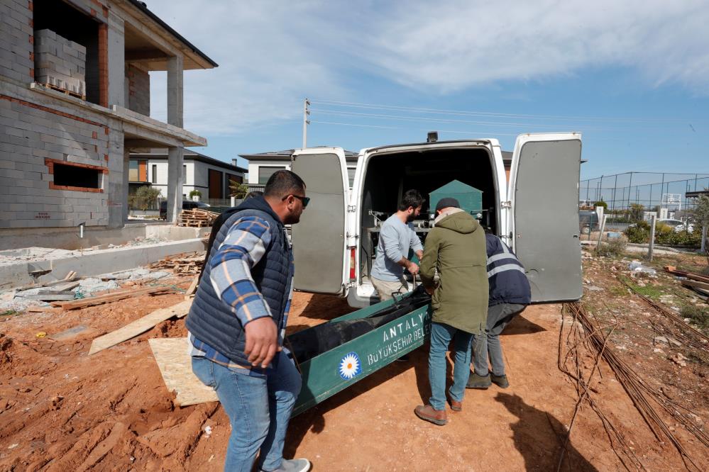 Antalya'da Yardım İçin Geldiği İnşaattan Düşerek Hayatını Kaybetti