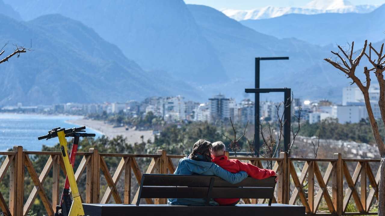 Antalya'da Karlı Toroslar Manzarasında Sahil Keyfi  2