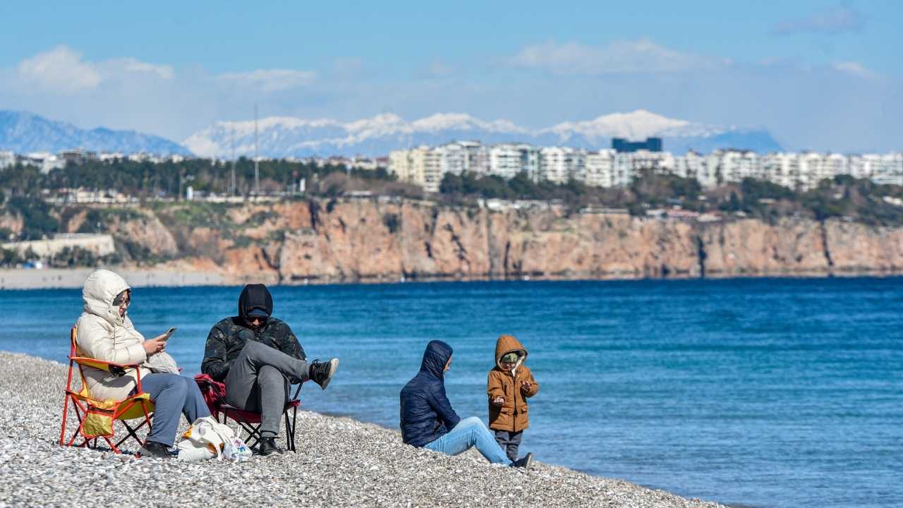 Antalya'da Karlı Toroslar Manzarasında Sahil Keyfi  3