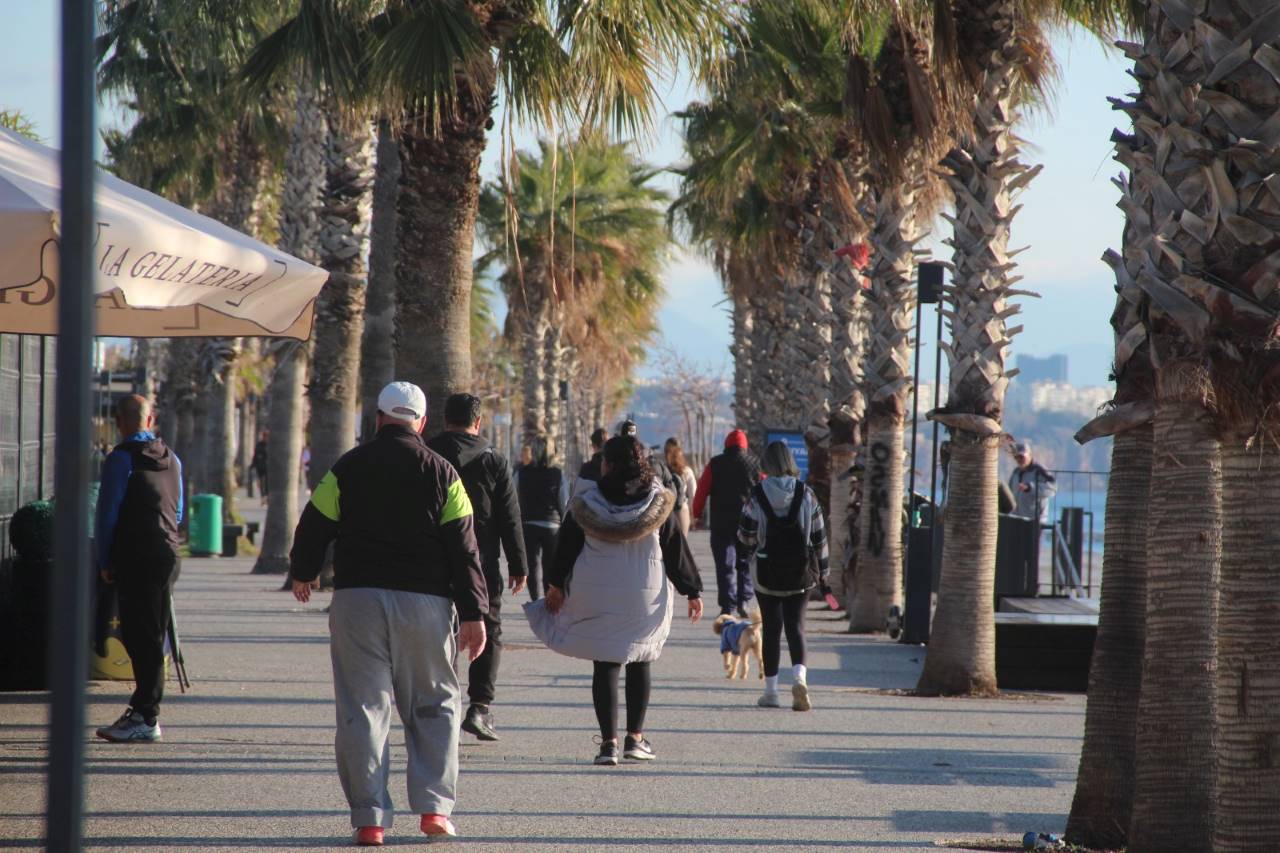 Antalya'da Meteorolojinin Fırtına Uyarısı Öncesi Deniz Keyfi