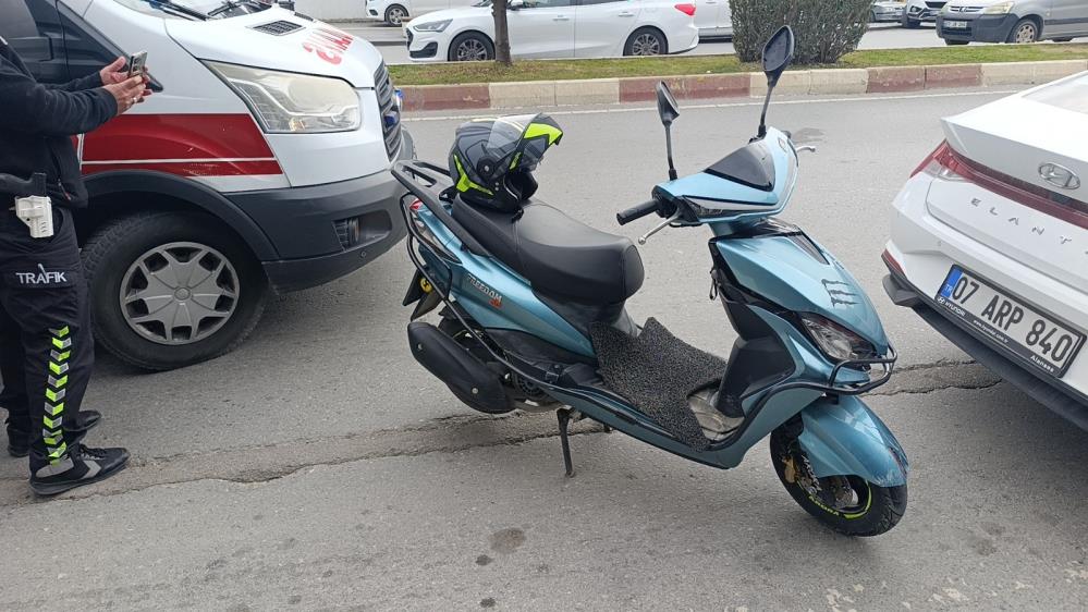 Antalya'da Motosiklet Yaya Geçidindeki Yayaya Çarptı