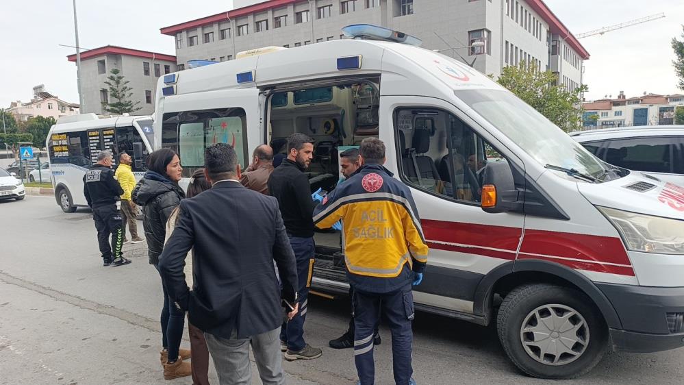 Antalya'da Motosiklet Yaya Geçidindeki Yayaya Çarptı