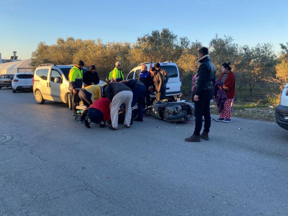 Antalya'da Otomobil İle Motosiklet Çarpıştı! Genç Kız Yaralandı