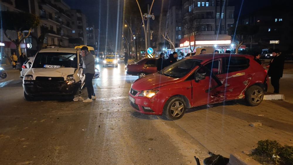 Antalya'da Ticari Araç ile Otomobil Çarpıştı: 3 Yaralı