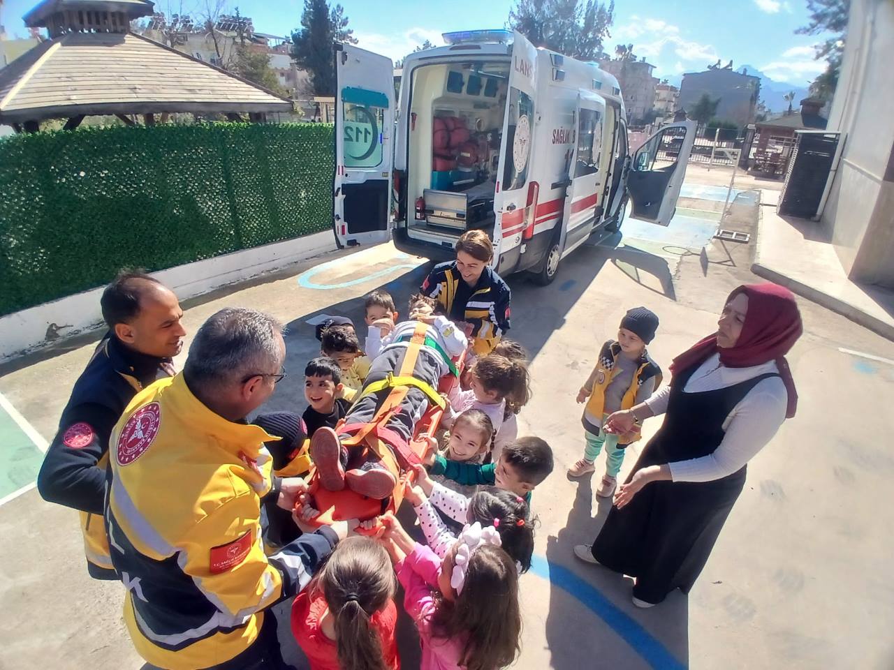 Antalya'da Trafikte Ambulansa Yol Verme Bilinci Artılıyor