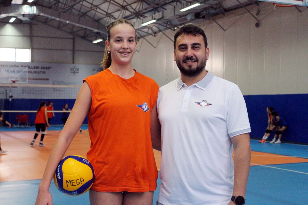 Antalyalı 14 Yaşındaki Lara Milli Voleybol Takımı'na Seçildi-1