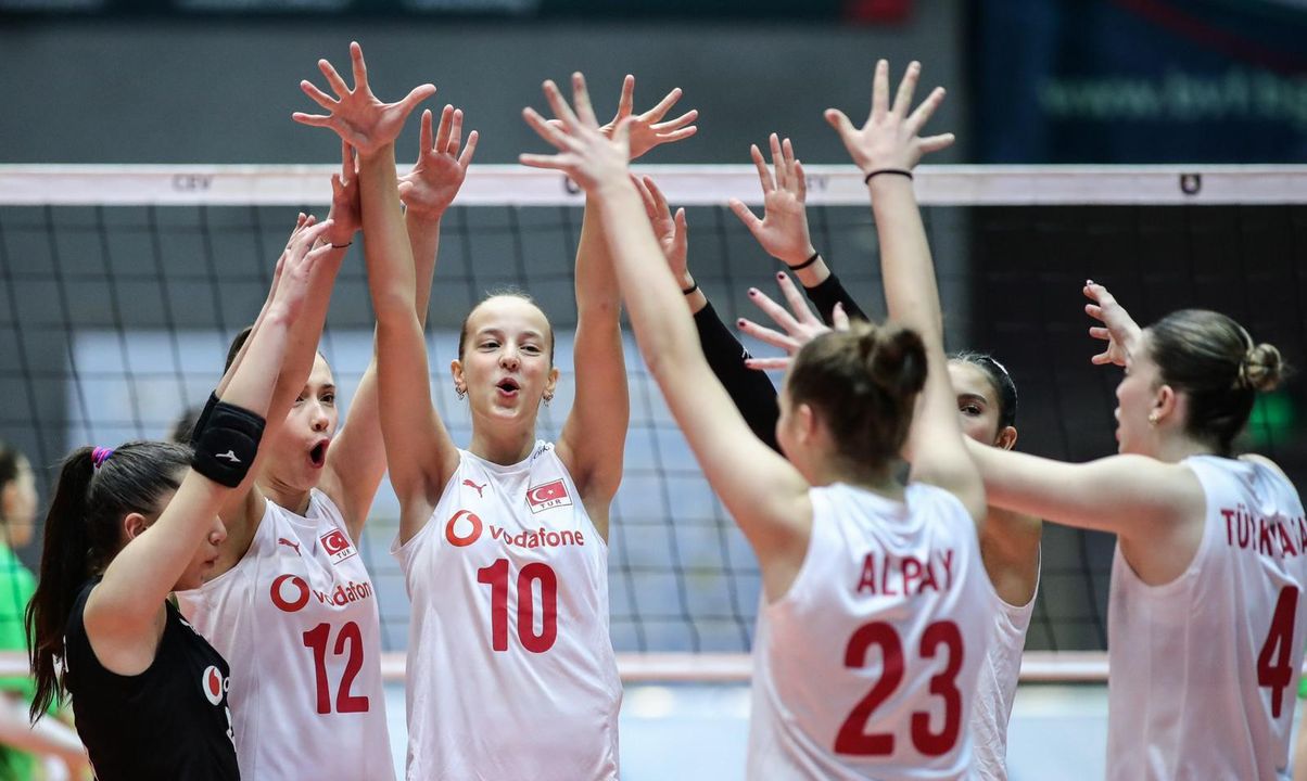 Antalyalı 14 Yaşındaki Lara Milli Voleybol Takımı'na Seçildi 22