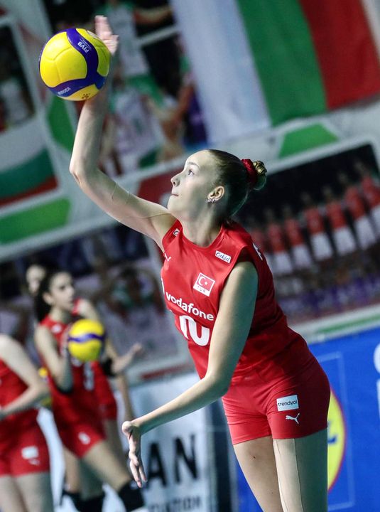 Antalyalı 14 Yaşındaki Lara Milli Voleybol Takımı'na Seçildi 5