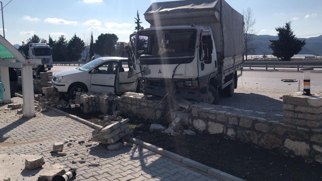 Burdur Çeltikçi'de Kamyonet Otomobile Çarptı! 2