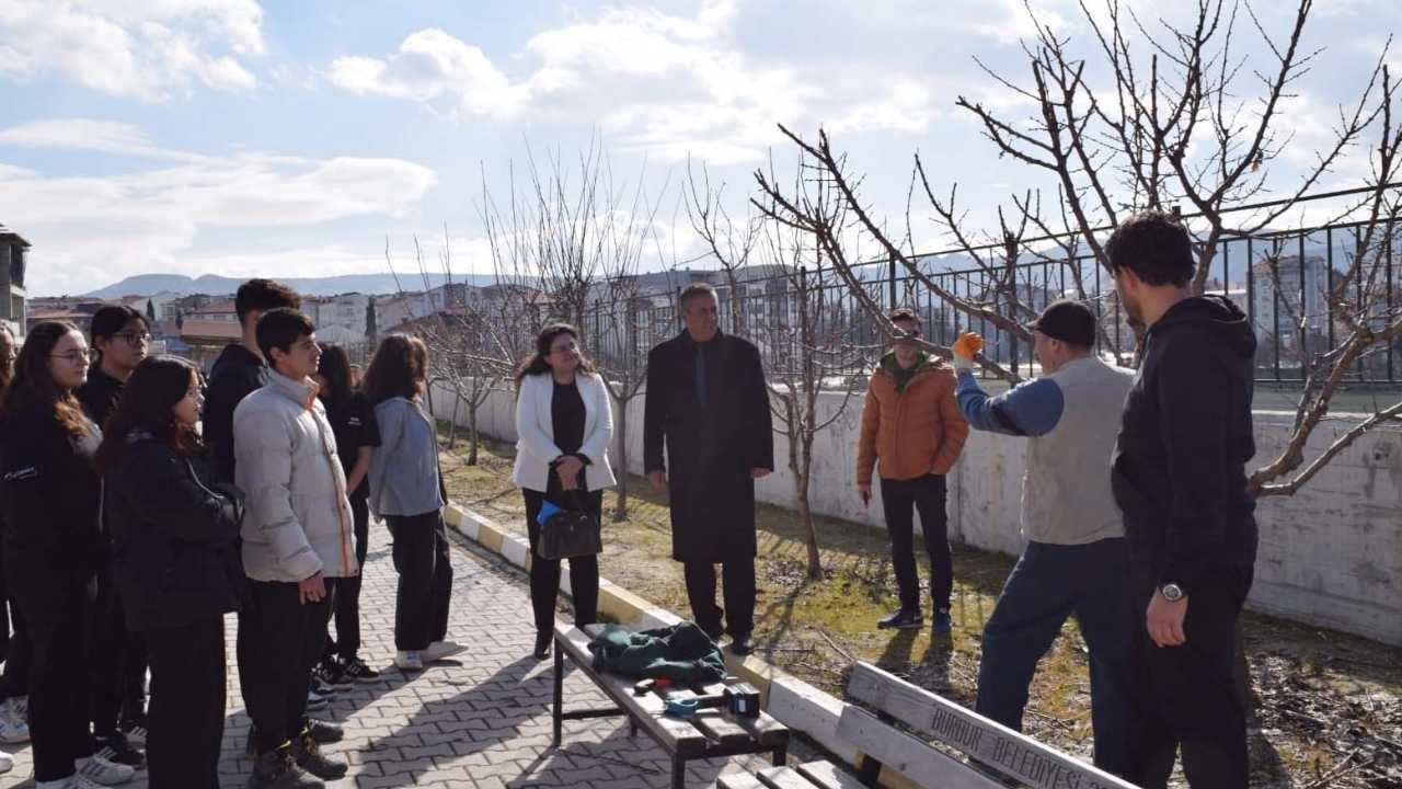 Burdur'da Lise Öğrencileri Meyve Ağaçlarını Budadı 2